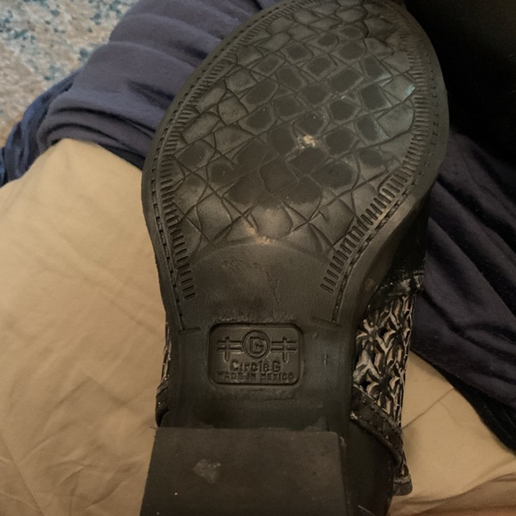 Worn once size 9.  Zippers on both sides has the worn out look. Paid 165.00 - Picture 4 of 5